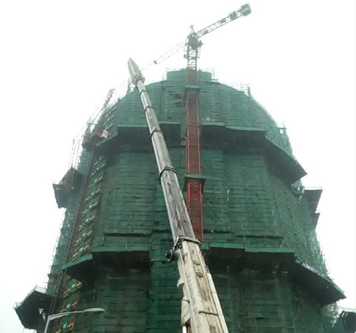 万柏林吊车在工地上作业